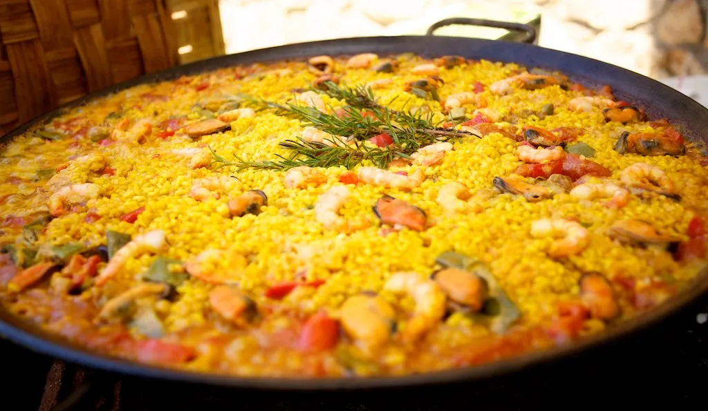 Paella, uno de los platos del menú del día